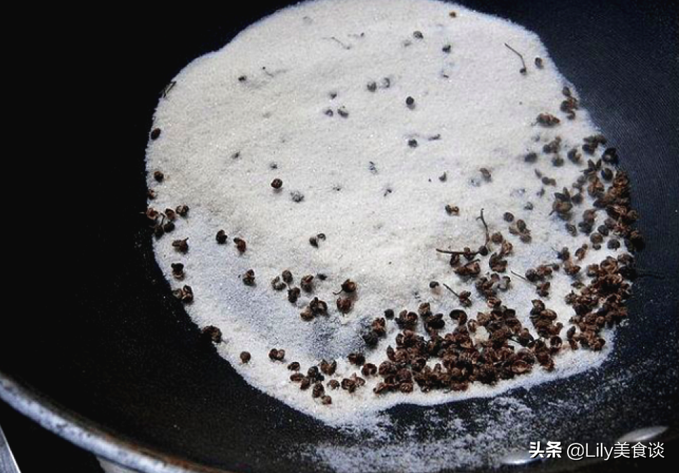 冬天腌鱼时，直接抹盐就错了，多做一步，鱼肉鲜香紧实，还没腥味