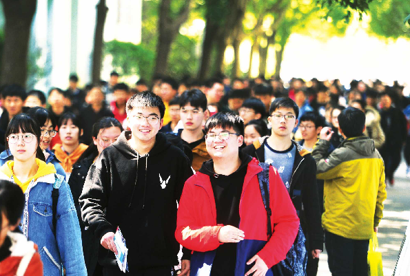 “小高考”昨开考，扬州2.2万名考生迎战，首日四门科目，听听一线名师的点评