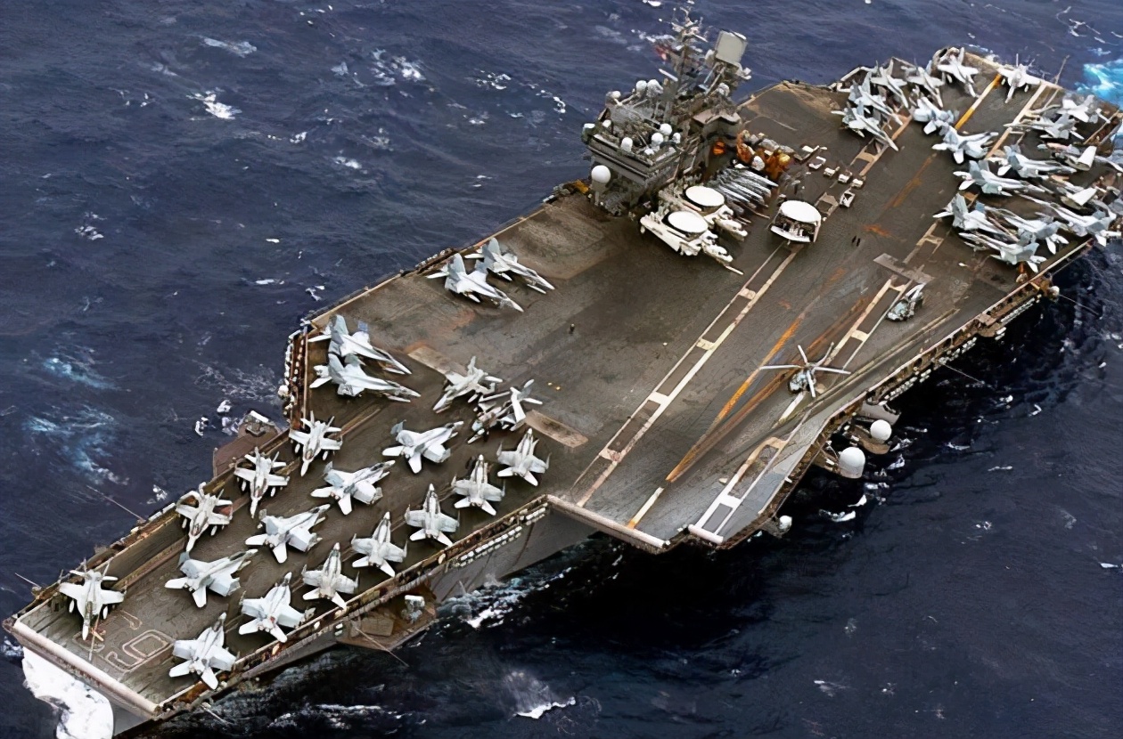 和我们想的不一样,航母飞行甲板钢材并不厚,俄罗斯库兹涅佐夫号,飞行