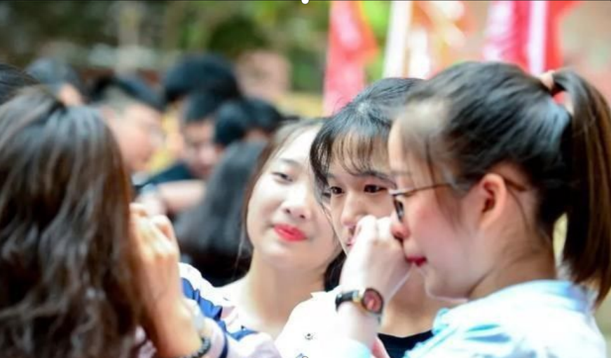 考生高考查分500分委屈落泪，200分就能上大专，我这么努力有何用