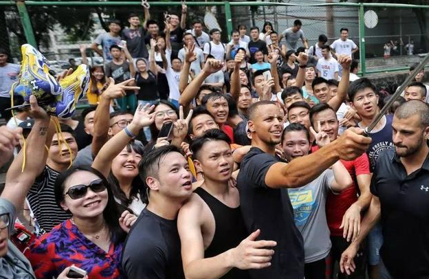 为什么nba球星中国行(谁是国内最受欢迎NBA球星 看中国行排场就知道 乔丹都是小场面)