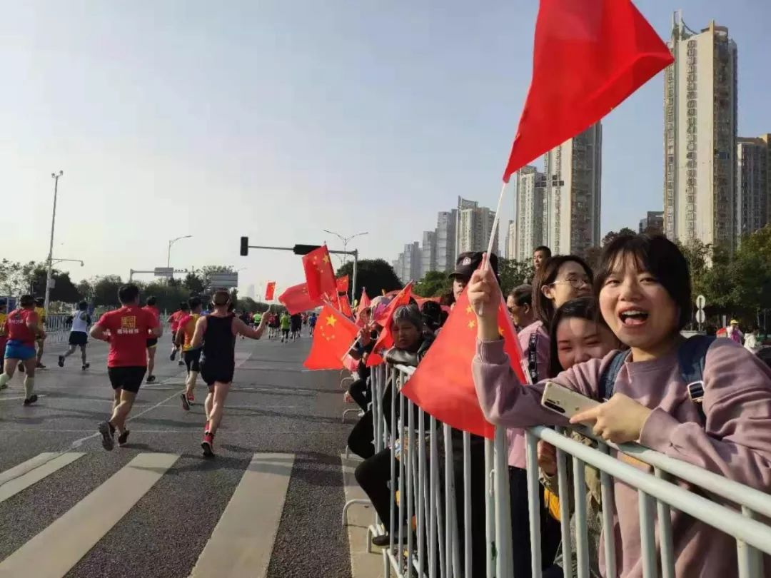 万人高呼！一场马拉松，认清了南昌的真面目