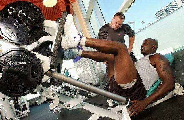 什么腿型适合打篮球（大腿围度分5个等级：波尔筷子腿C级，詹皇水桶腿SS级，那SSS呢？）