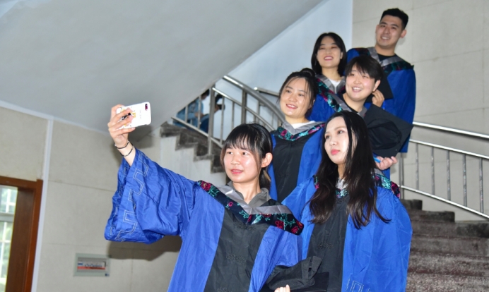 高考中烈士子女的加分问题，引起网友关注，有多人赞同加二十分