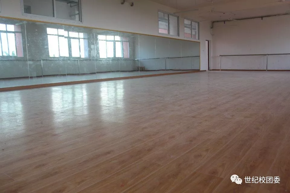 广安市世纪职业技术学校的刘萌怡同学以中职类全省第一名考入高校