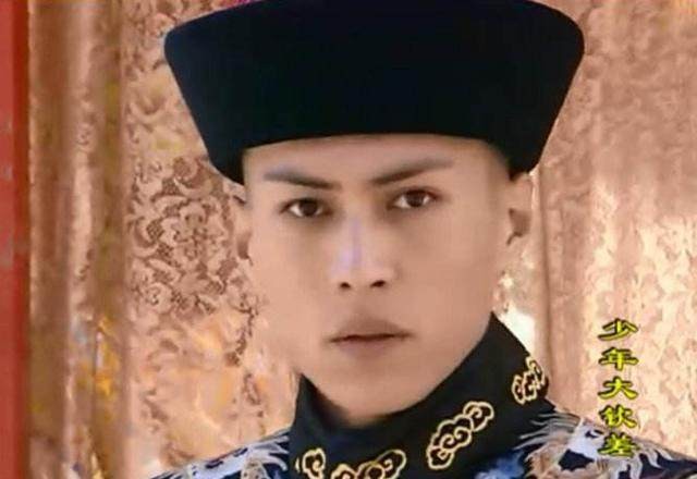 与二婚妻子相守11年，演20年配角终成名，靳东到底有何本事？