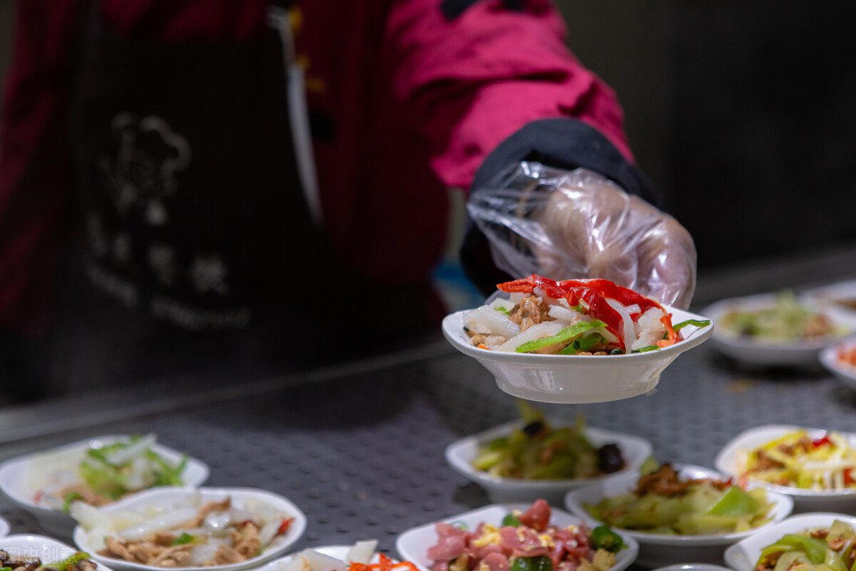 大学生创业开快餐店，免费送货上门，月赚20万，赚钱要靠方法