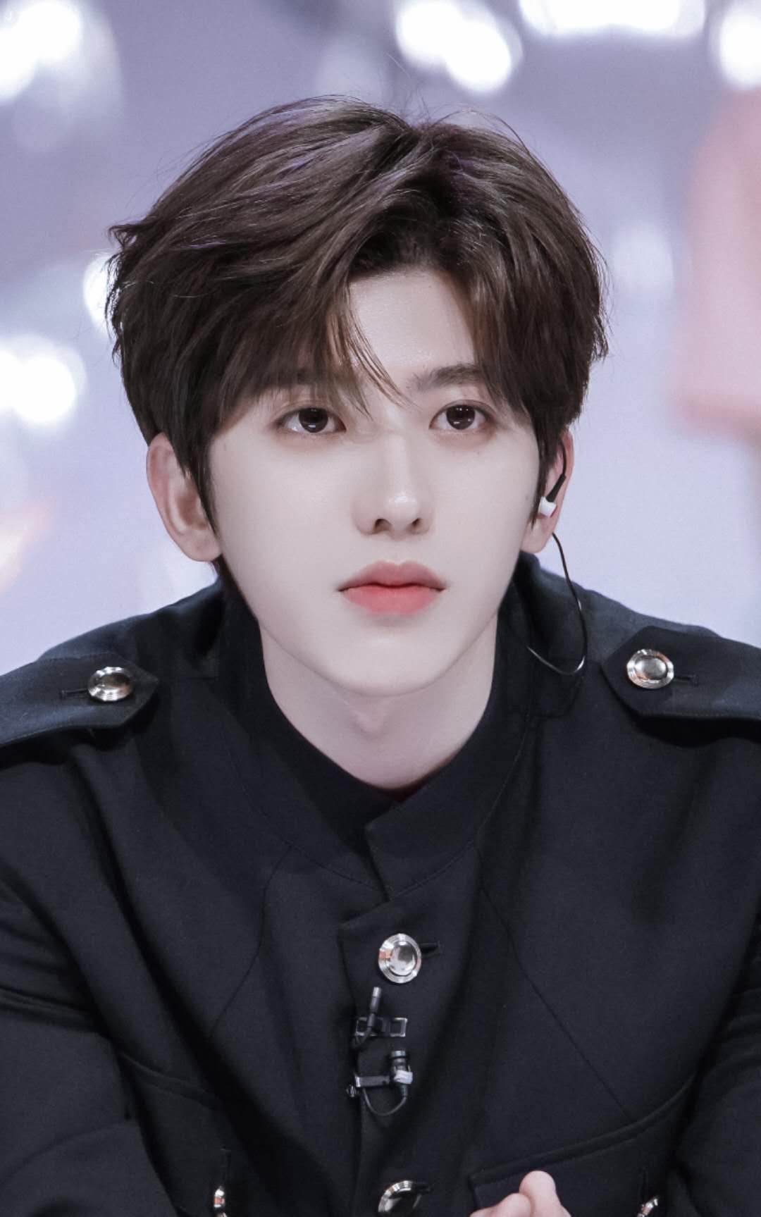 男人味也能"造假"?眉毛稀疏,画腹肌,恨天高,张艺兴差距最大