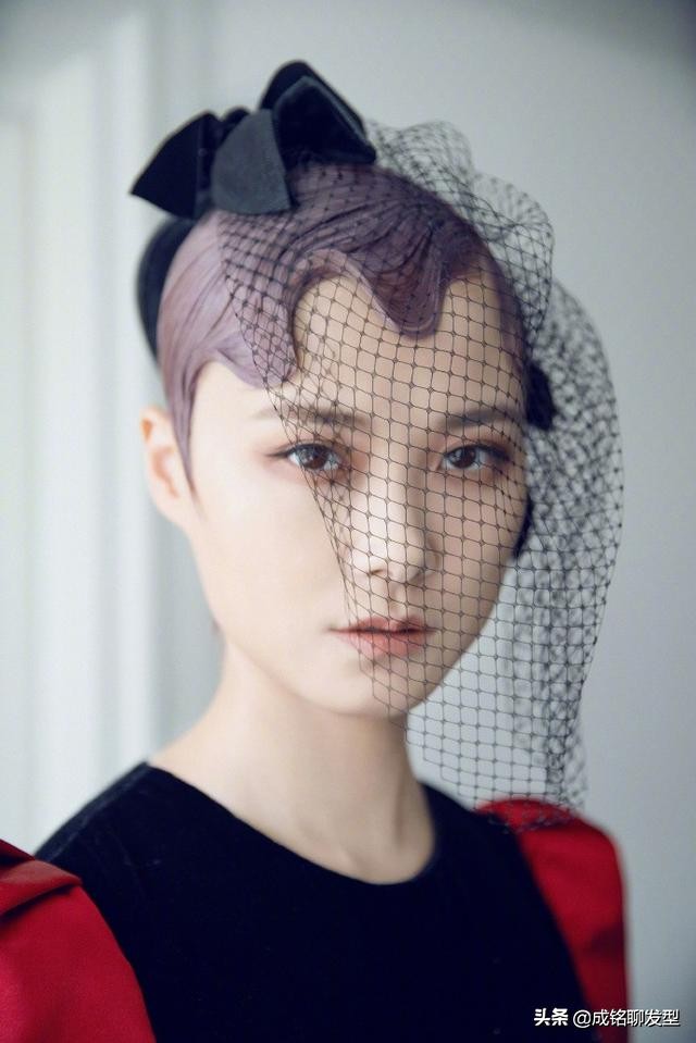 个人感觉这种造型不适合李宇春的脸型.