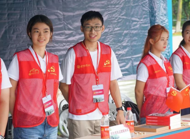 学生在校期间想入党，决定权在谁手中？提前了解少走弯路