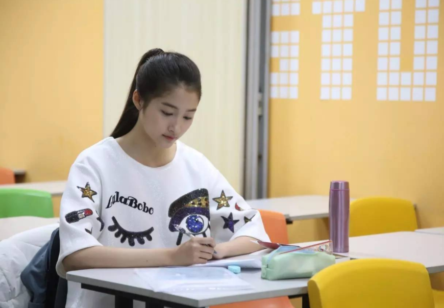 关晓彤高考成绩有多好，拍戏也不耽误学习，令高中生自愧不如