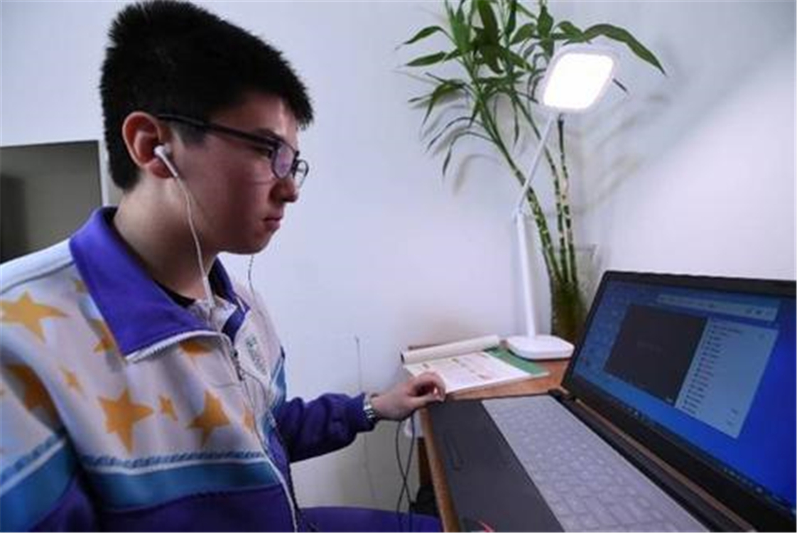 新加坡学生上网课,藤条被父母买到断货:小孩在家才懂什么叫崩溃