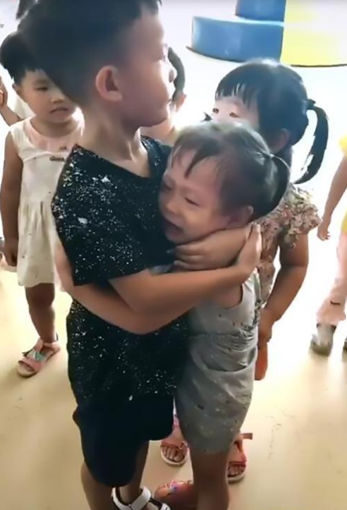 大班哥哥“慰问”刚入学的妹妹，现场画面暖心，网友：是个好哥哥