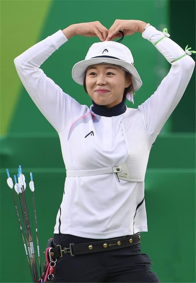 韩国射箭队最美运动员叫什么名字(她是韩国最美射箭运动员，曾为冠军睡在墓地，却表示中国缺乏底蕴)