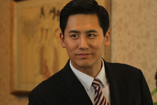 习惯了独自生活,她独立,谨慎,她很注意周围一些人的感受,在演员阵容中