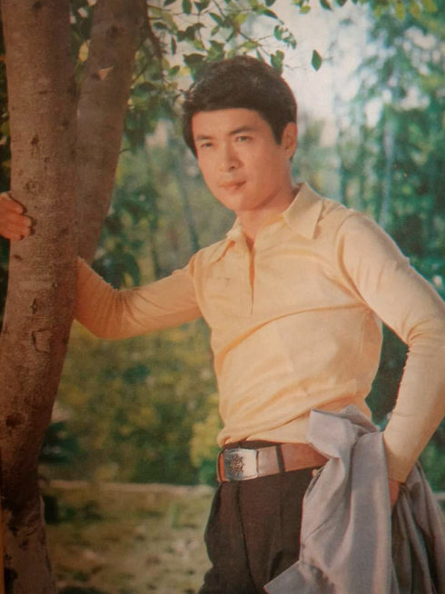 表演过程中结识财务科长池代英,两人就势谈起了恋爱.