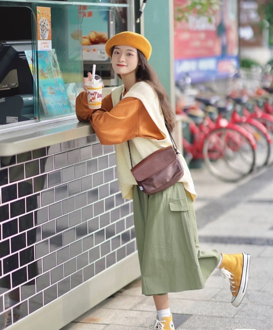 学生党返校穿搭,玩转秋季叠穿,时尚减龄,少女在发光