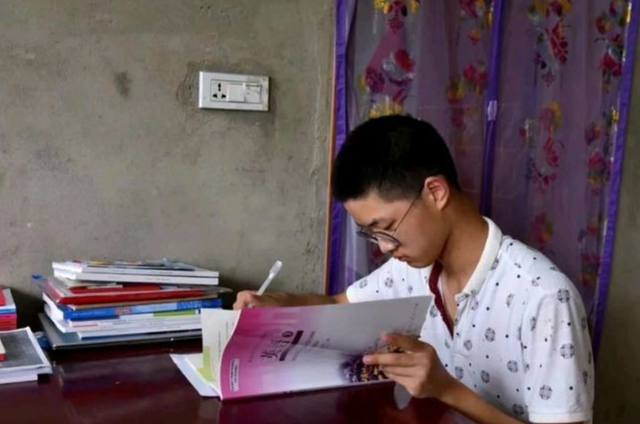 农村男孩父母双盲，从小做家务没用过手机，高考685分上清华