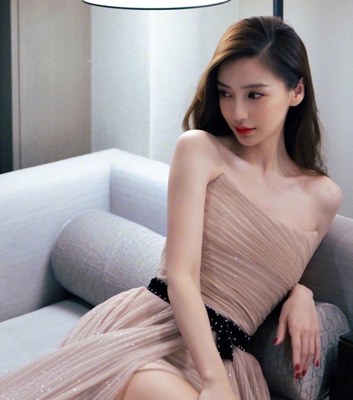 无论任何适合,拥有精致容颜的angelababy从来都不会在妆容上做过多的