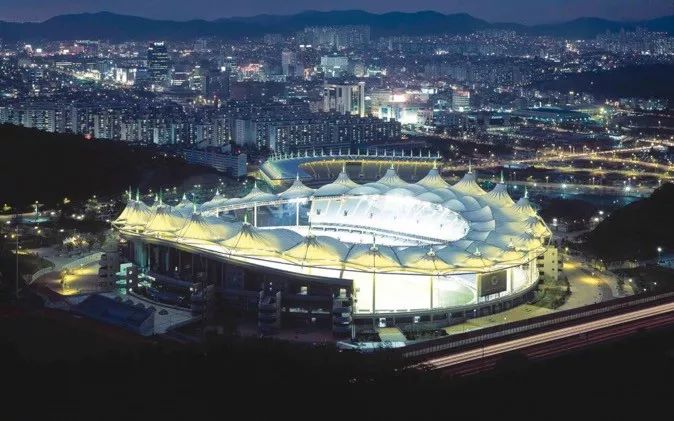 大阪世界杯足球场在哪(足球场馆经济学：城市为大赛量身打造体育场，值吗？)