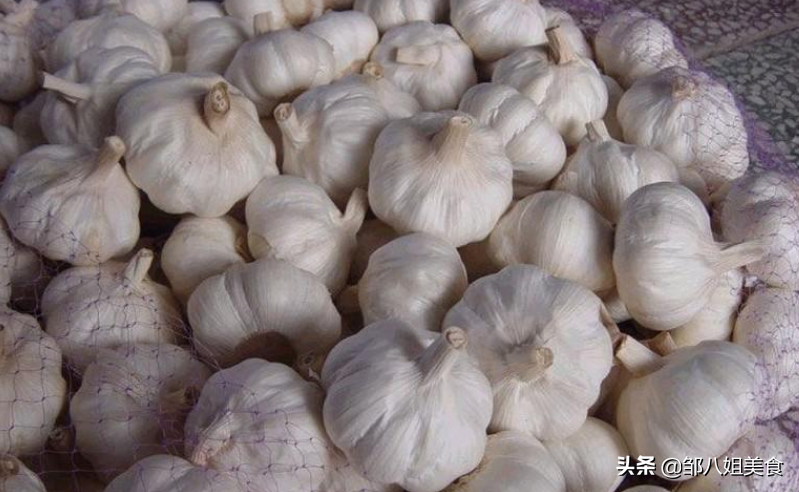 大蒜别随便放，教你5个保存妙招，不干瘪不发芽，能放一个冬天