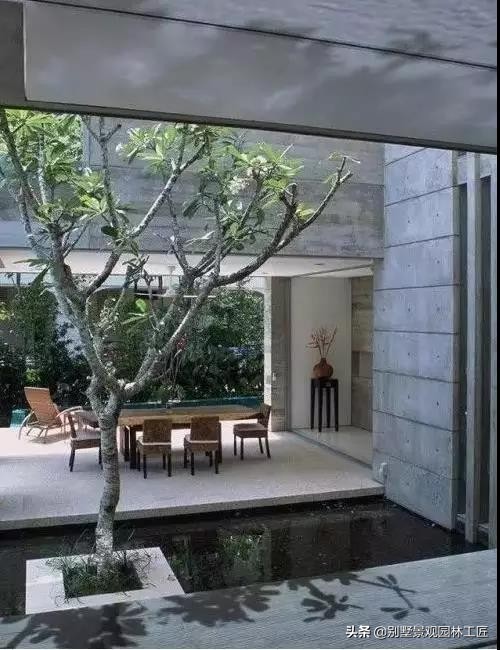 清灰色调的简奢别墅庭院设计，一面素实水泥墙，美了一个院子