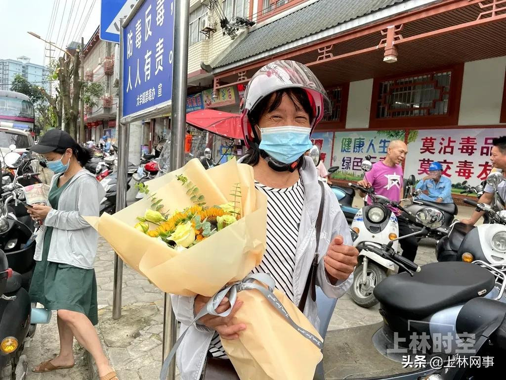 40秒直击各地考生冲出考场瞬间