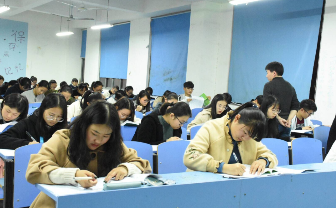 安徽考生被英语成绩拖累，网友打抱不平，要求取消主科地位