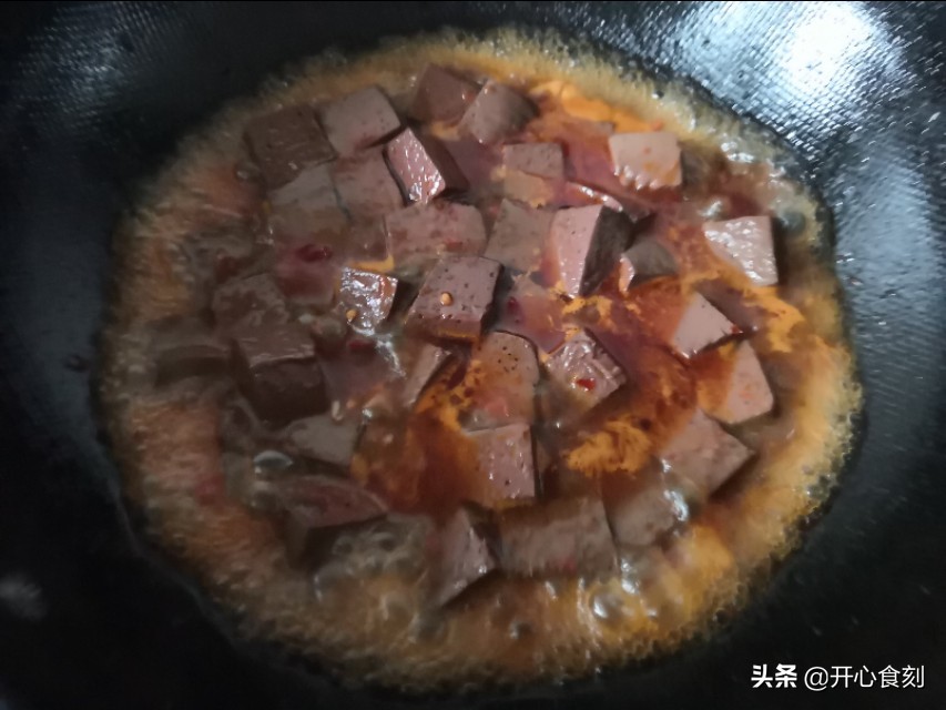 猪血5元满满一盘，价格亲民，做法简单，像我这样搭配餐餐光盘。