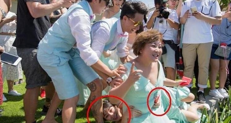 包贝尔和伴郎团王祖蓝,杜海涛,韩庚等人,一起抬起身穿单薄纱裙的柳岩