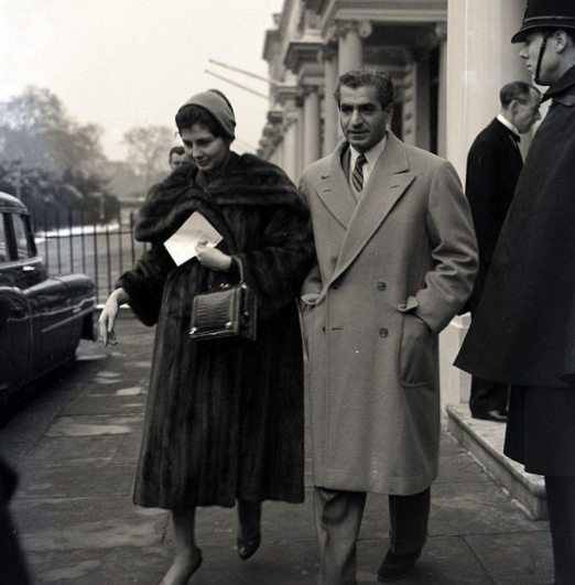 伊朗末代美艳王后！国王宠翻送天价珠宝，却因无法生育被流放