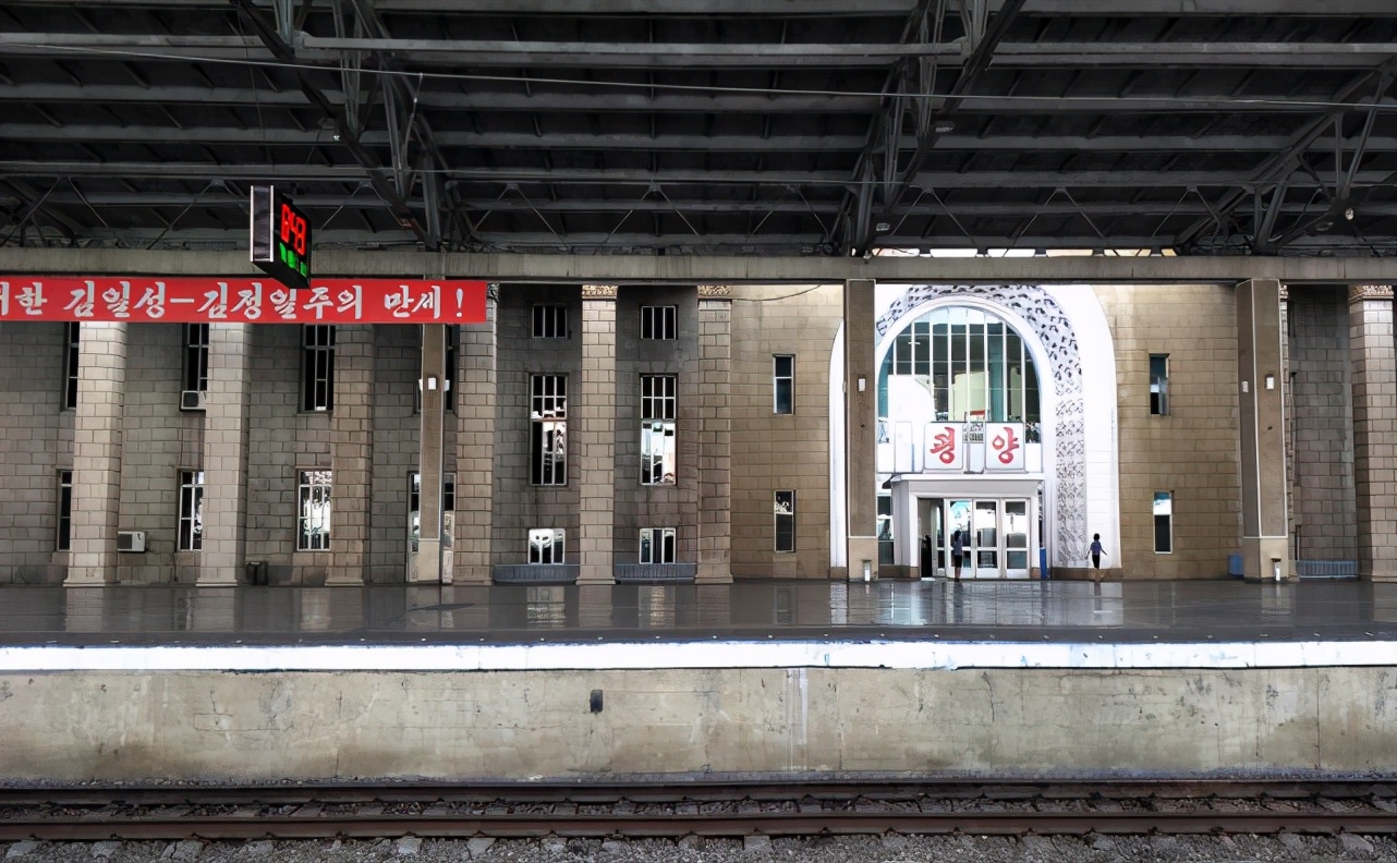 老外小车司机图片大全(朝鲜火车站见闻，随处可见中国车，男司机洋气时髦)
