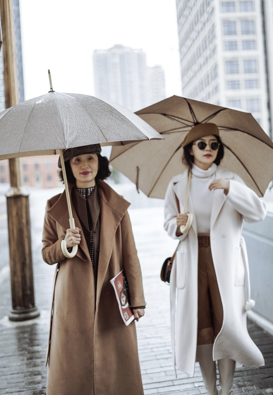 白色的大衣在这个寒秋总是如此的受欢迎,就连时尚博主三木妈妈也一样