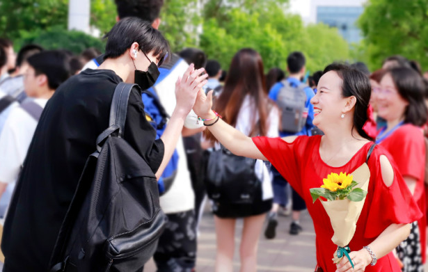 萌妹学霸查分从容淡定，数学获得150分满分，网友对其评价很高