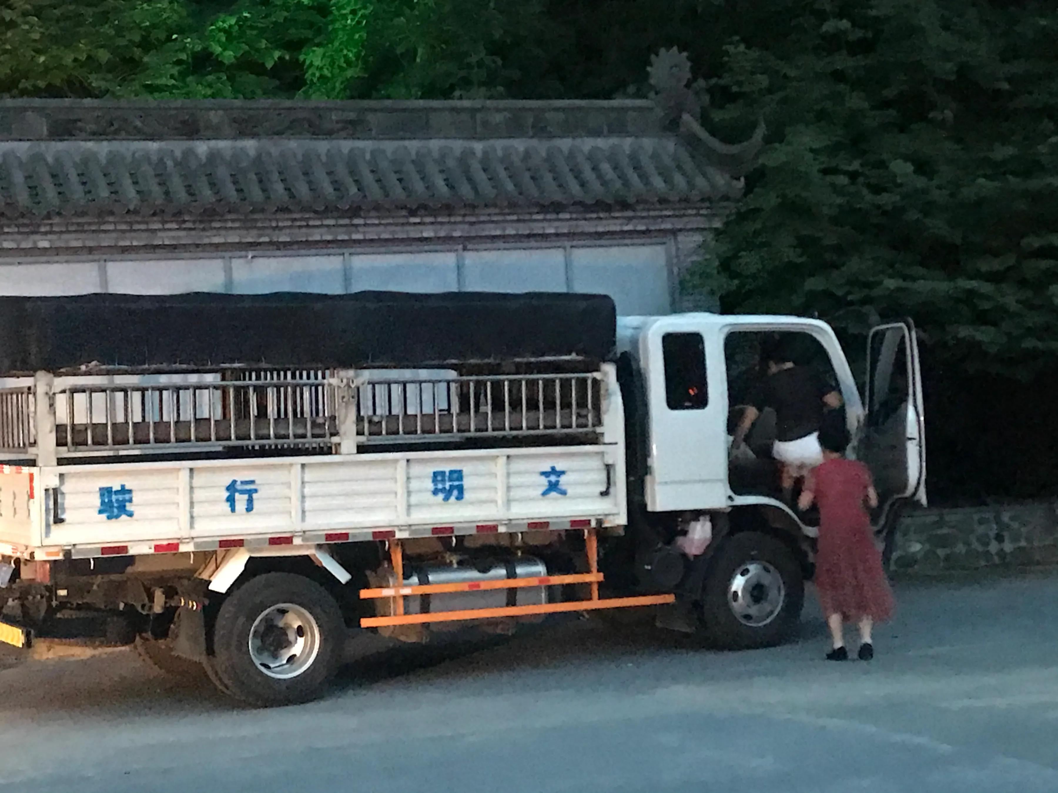 绚烂的鞍山市药山之夜，这个夜晚非常美丽