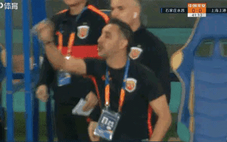 中超为什么没有点球（中超赛场再现激烈争执！世界名帅场边直指裁判怒斥：为何不给点球）