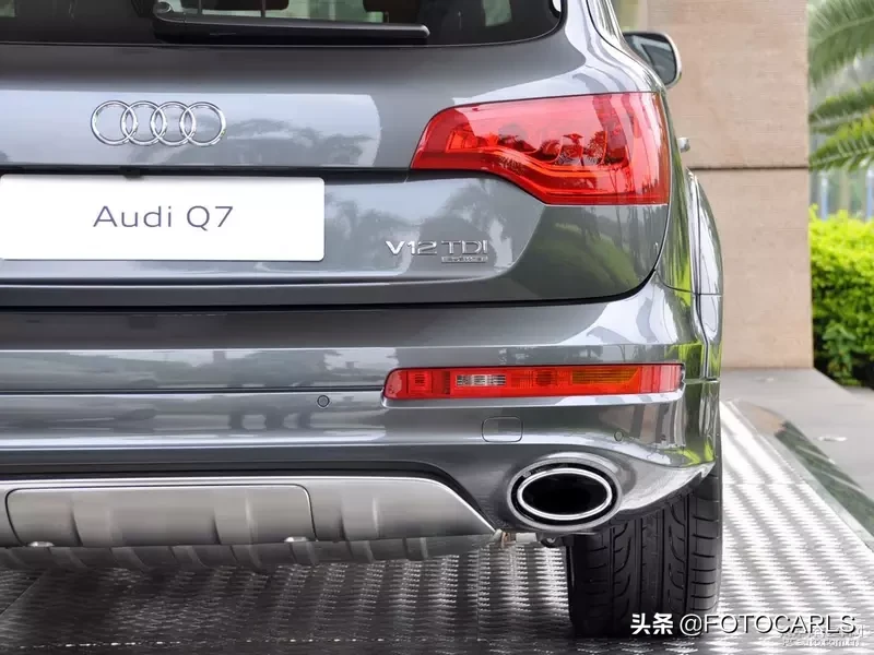 奥迪Q7 V12柴油版实拍,当年售价257万,这货能拖动一辆飞机