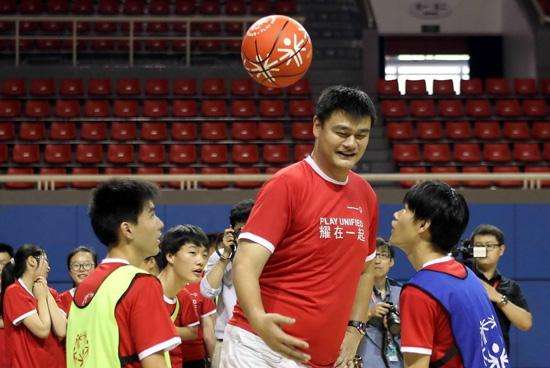 nba球员为什么带白头巾(姚明NBA生涯只戴过一次发带，虽然难看，但背后的故事却非常温暖)