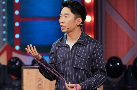 其貌不扬却被星爷看中，被谢娜力捧，综艺咖杨迪的不幸与幸