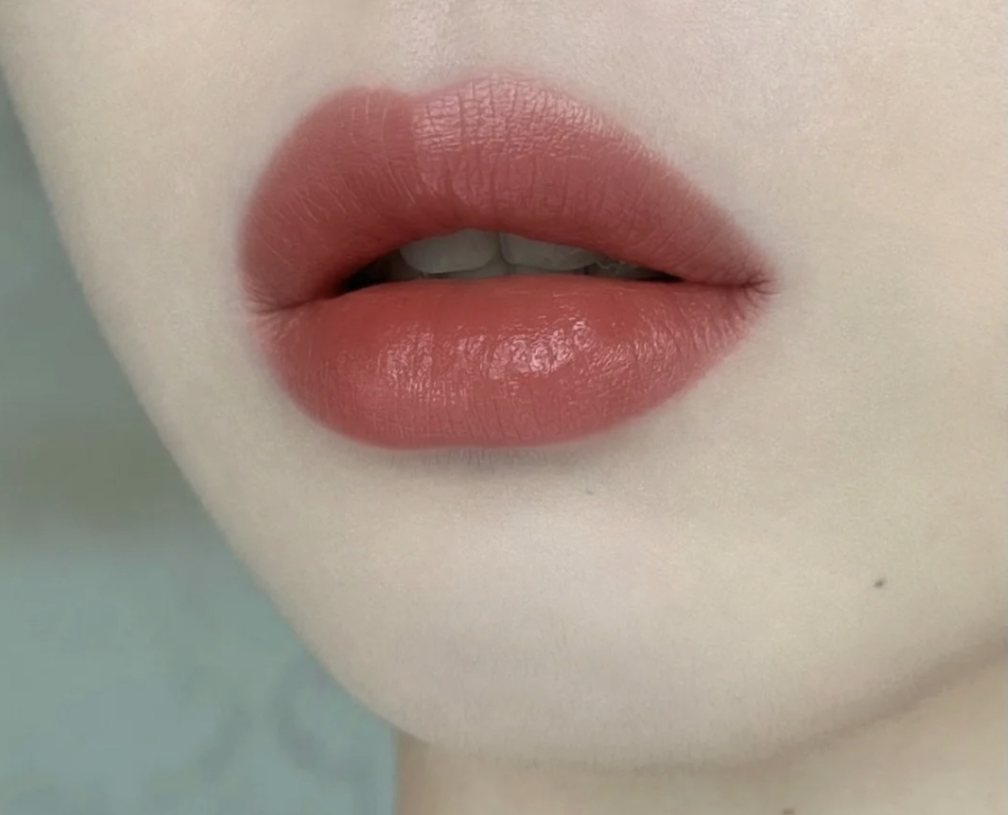 5支合适30岁女人的口红,颜色低调又耐看,素颜涂也显白