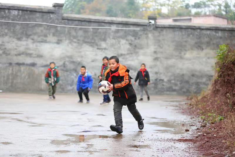 羽你一起(“羽你在一起”慈善公益行，给乡村小学孩子们一个体育梦)