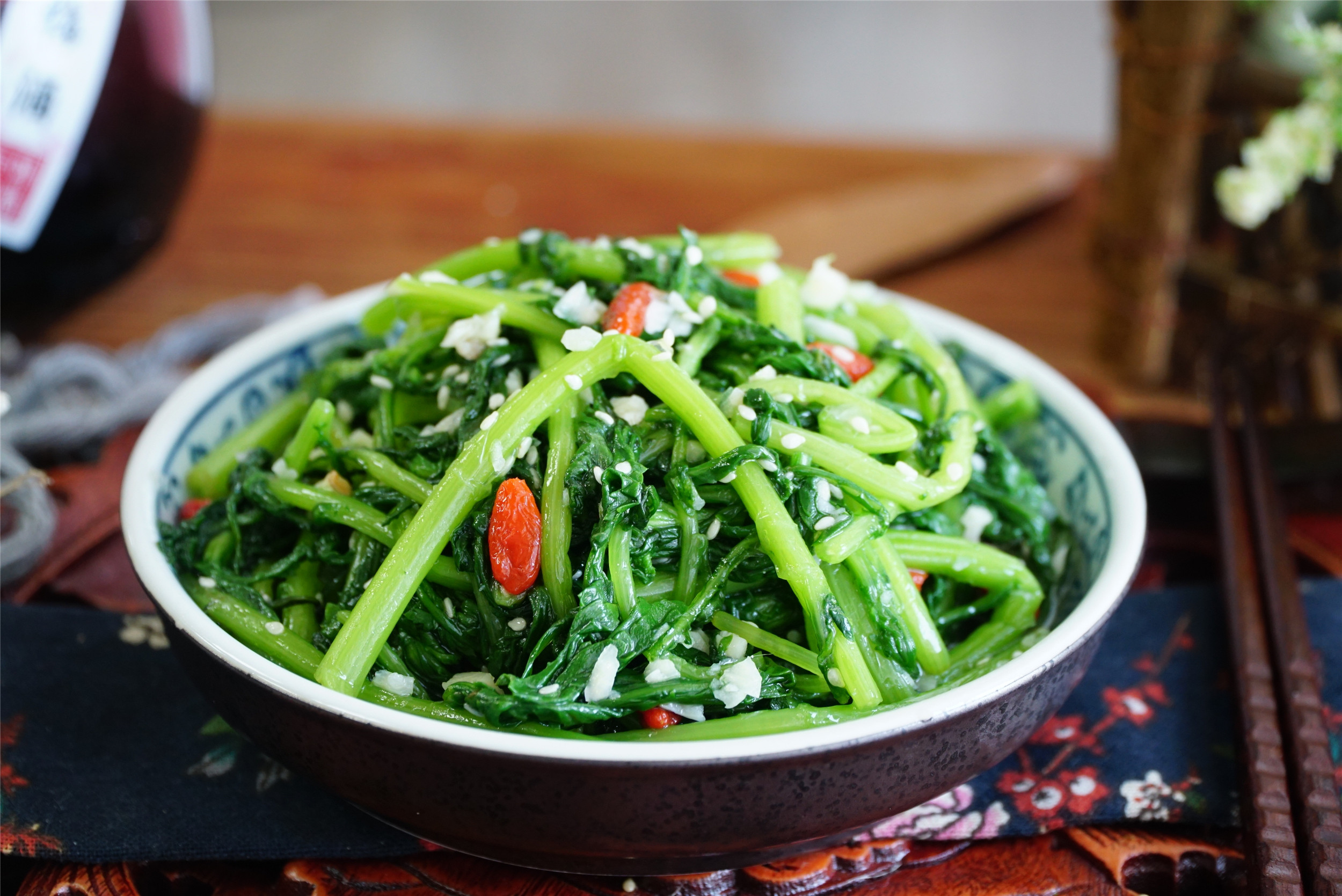 入秋了,吃茼蒿正是好时候,教你简单做法,爽脆清香家人都爱吃