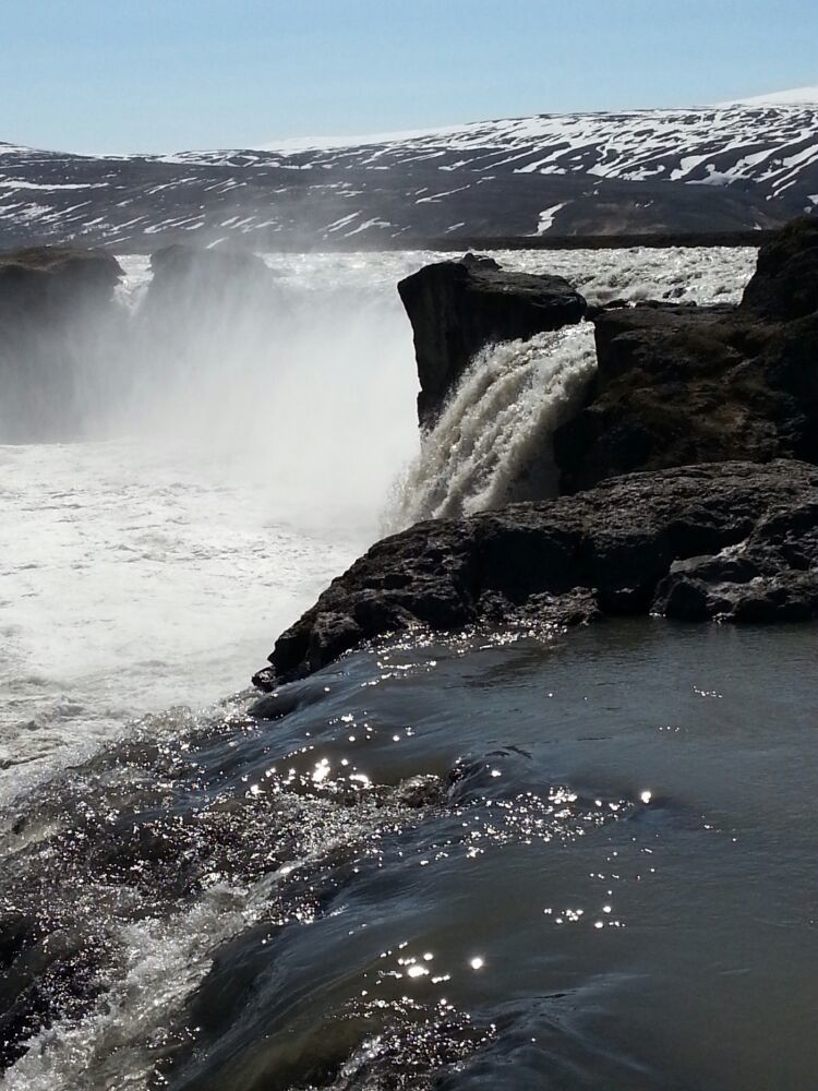 赫伦瀑布被蒙胧的雾气化开,显得它自然的秀美,是它如此落落的融入周边