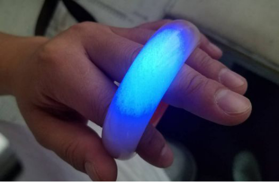 验翡翠的电筒叫什么(紫外线灯还有这作用,真正的"鉴玉杀手锏",珠宝行