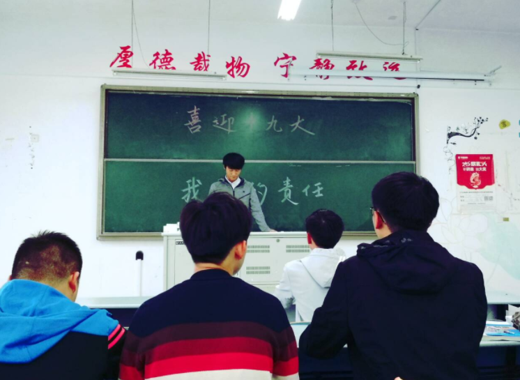 大学生要不要竞选班干部，过来人说：要，选对了利于就业