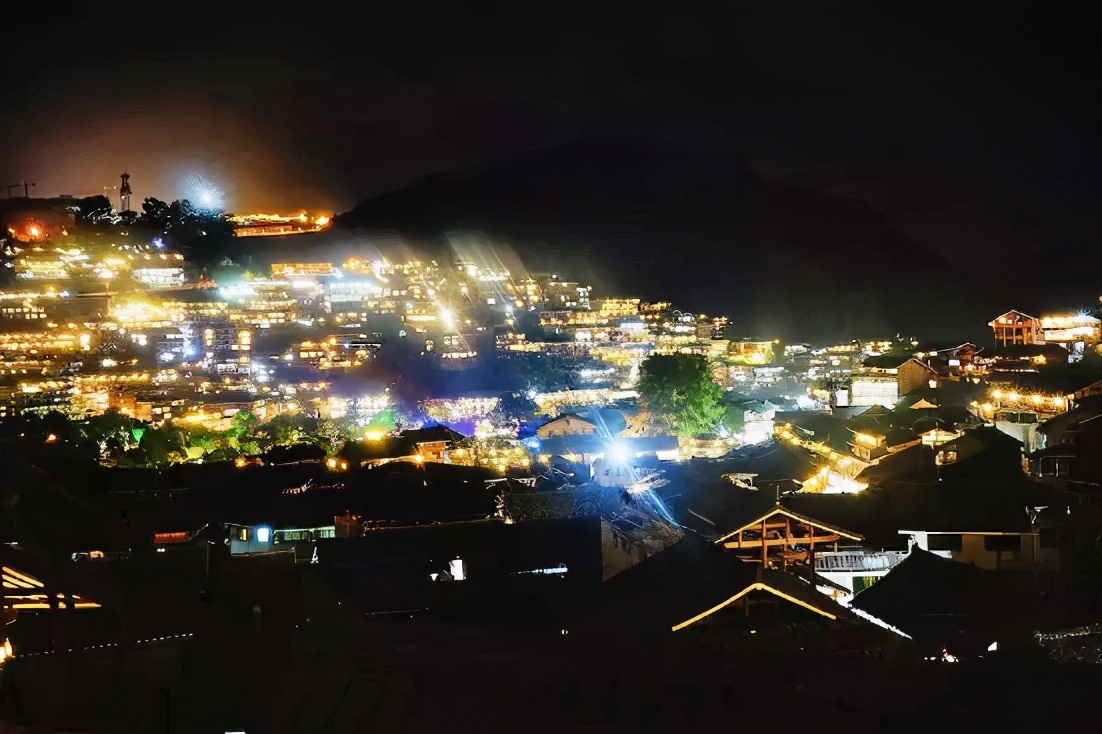 西江千户苗寨：“多彩贵州”一处梦中的风景，一个满目银饰的地方