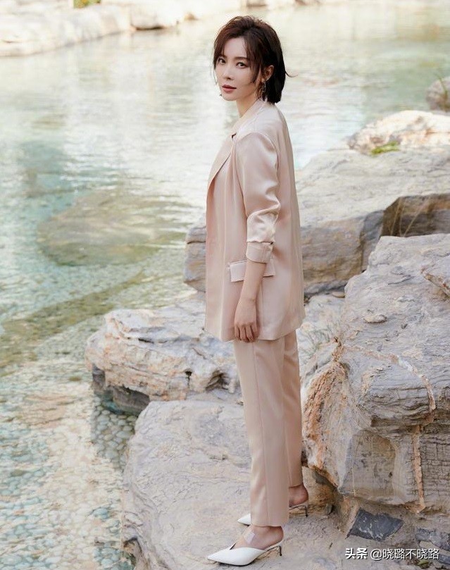 陈数带火了一种穿法，叫“西装+烟管裤”，很适合四五十岁的女人