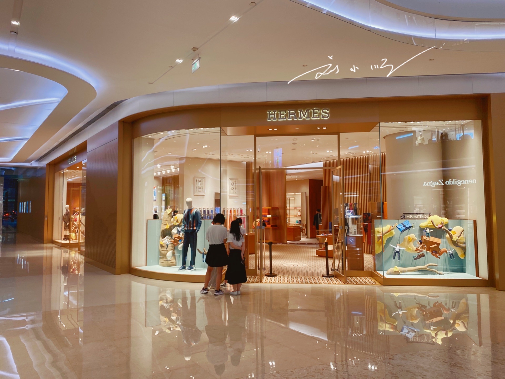 主要原因就是如今重庆唯一的一家爱马仕专卖店就设置在"万象城".