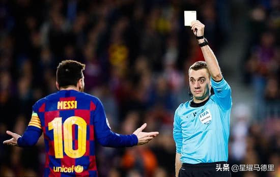 梅西世界杯假摔黄牌（梅西欧冠罕见一幕？被判假摔染黄苦笑摊手！2个细节证明他太冤了）-华海博客