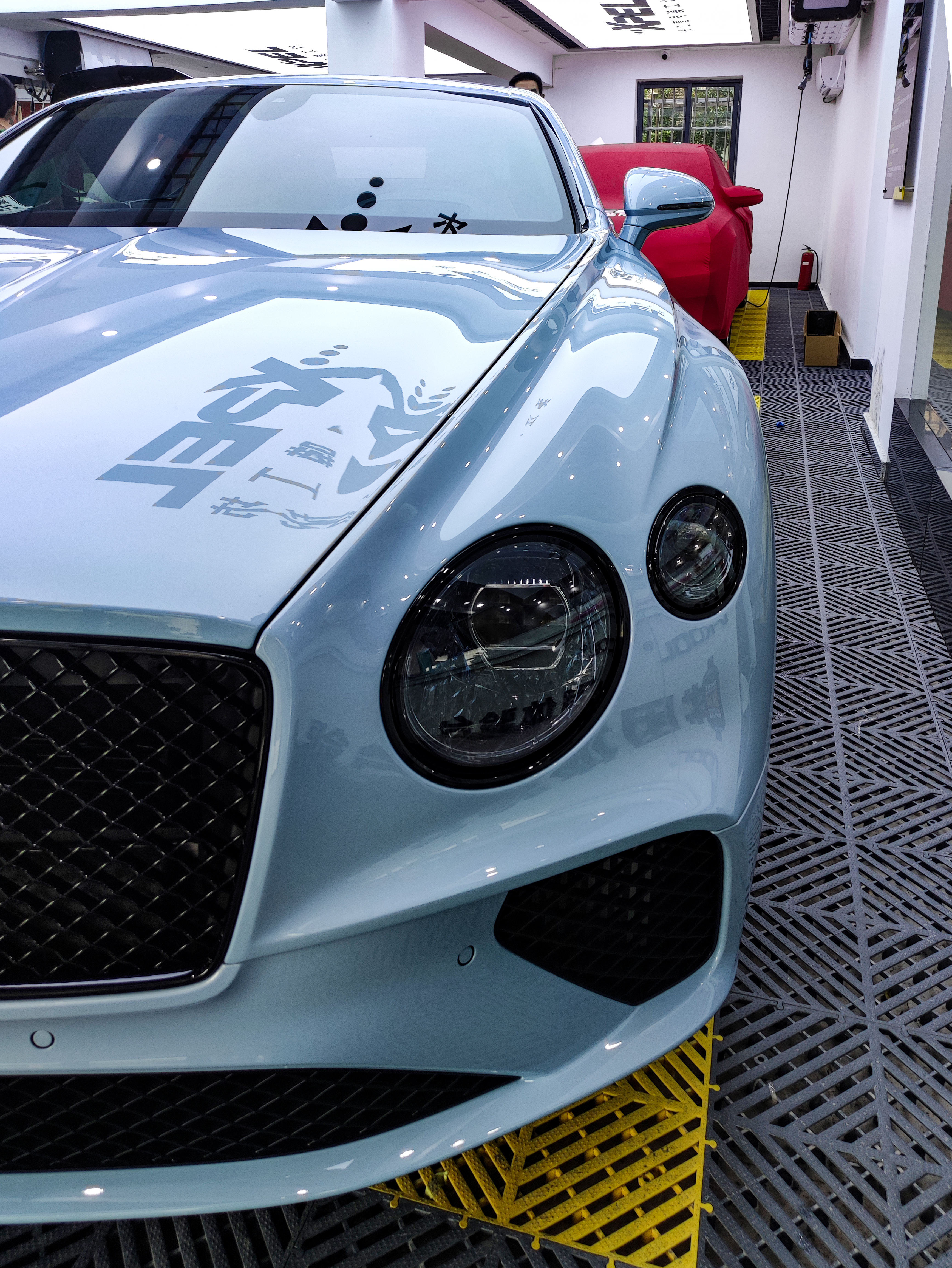 有钱人首选双门轿跑，宾利欧陆就是身价千万的象征